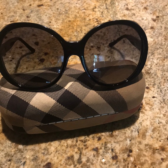 Burberry sunglass!